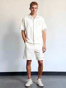 SHEIN Bộ áo sơ mi tay ngắn và quần short cổ bẻ thoải mái, chất liệu vải trơn, họa tiết thời trang đường phố dành cho thanh thiếu niên/trẻ em, thích hợp mặc đi làm, đi học, thường ngày, du lịch, thể thao, xuân/hè - trắng - Xem 2
