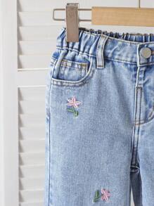 SHEIN Vintaside Kids Young Girls Floral Embroidered Relaxed Fit Blue Denim Jeans, Vintage Sweet Style Casual Vacation Pants Girls Embroidered Jeans Girls Jeans With Flowers Denim Pants For Girls Cute Jeans For Girls Girls Wide Leg Jeans Elastic Waist Adjustable Waistband Floral Embroidered Multi-Pocket Loose Comfortable Blue Denim Straight Leg Pants Summer Holiday Fall Winter - Blue - View 4