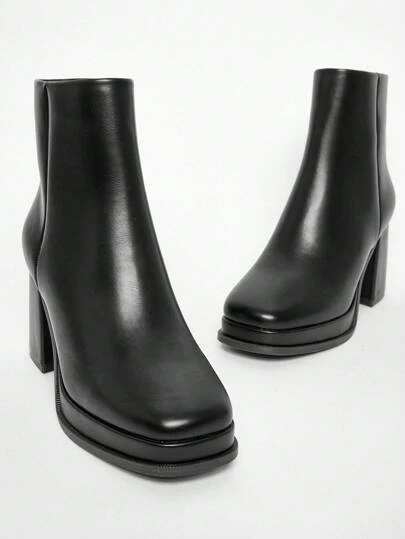 Solezae 女式 3.25 英寸粗跟和 1 英寸厚底方头优质 PU 黑色踝靴 - 舒适、修长腿部、大胆时尚，无论您走到哪里都能吸引众人的目光