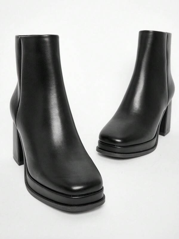 Solezae 女式 3.25 英寸粗跟和 1 英寸厚底方头优质 PU 黑色踝靴 - 舒适、修长腿部、大胆时尚，无论您走到哪里都能吸引众人的目光