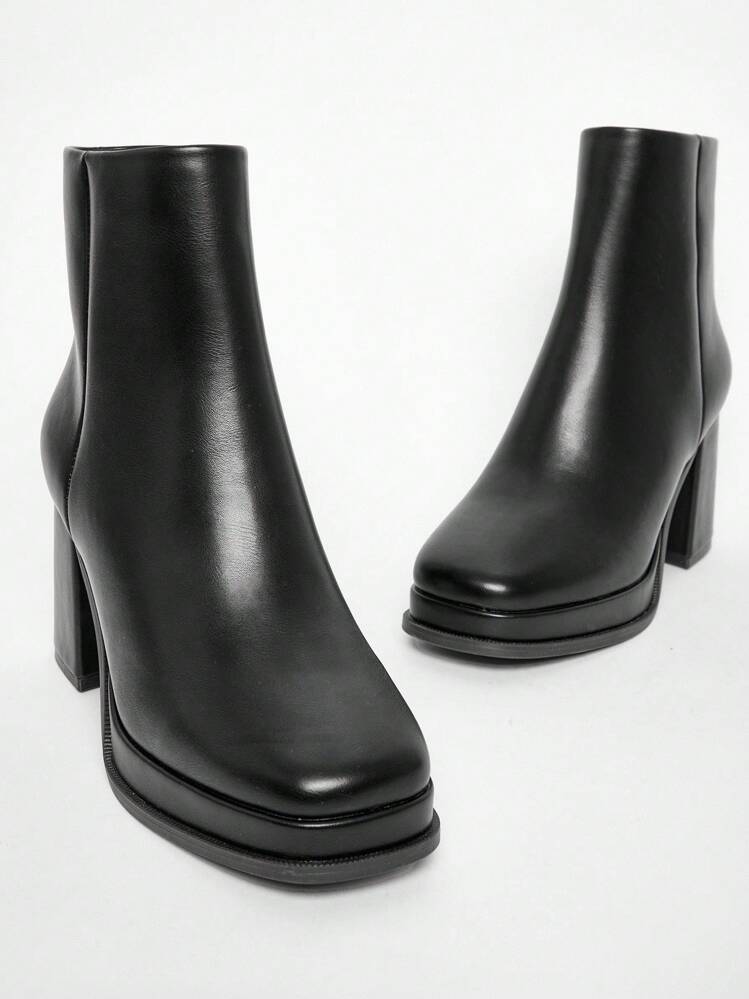 Solezae 女式 3.25 英寸粗跟和 1 英寸厚底方头优质 PU 黑色踝靴 - 舒适、修长腿部、大胆时尚，无论您走到哪里都能吸引众人的目光 - 黑色 - 查看 1