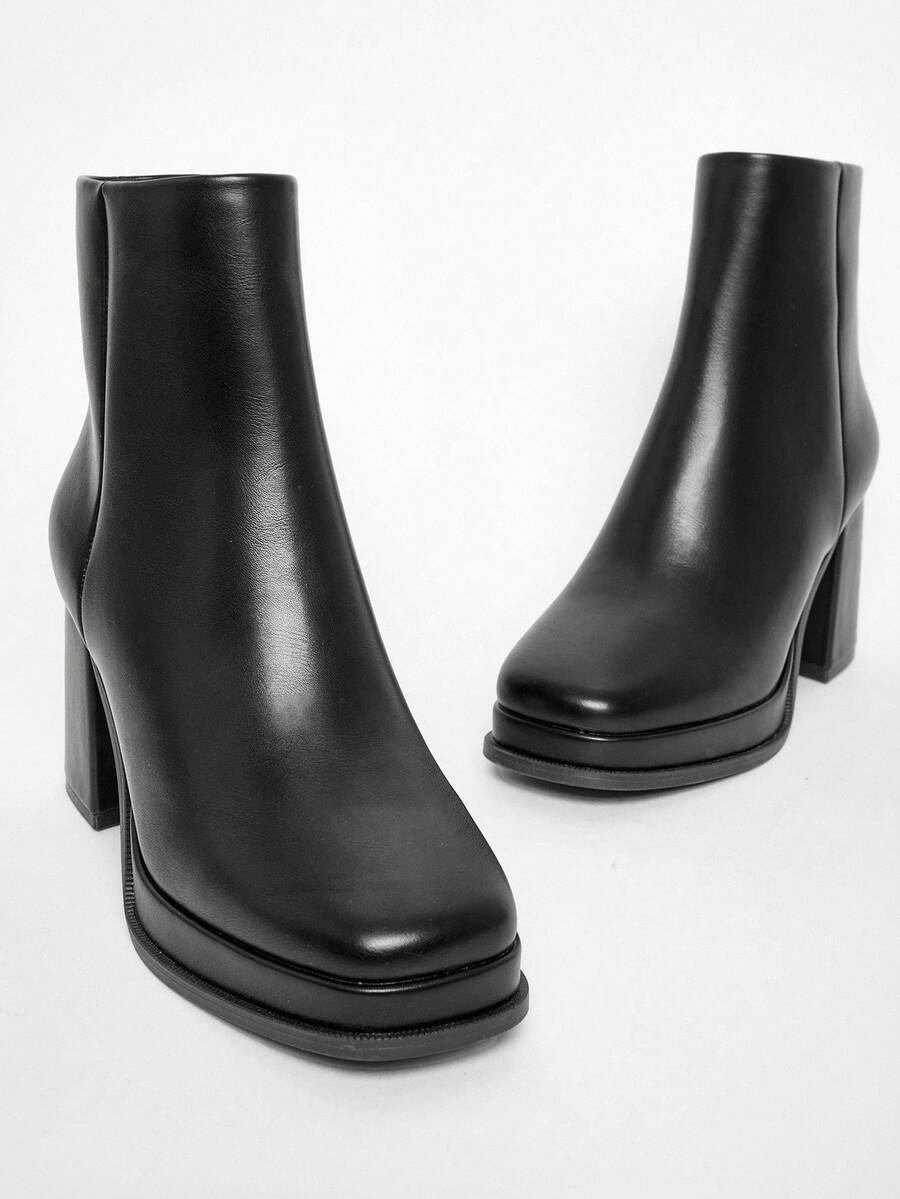 Solezae 女式 3.25 英寸粗跟和 1 英寸厚底方头优质 PU 黑色踝靴 - 舒适、修长腿部、大胆时尚，无论您走到哪里都能吸引众人的目光 - 黑色 - 查看 1