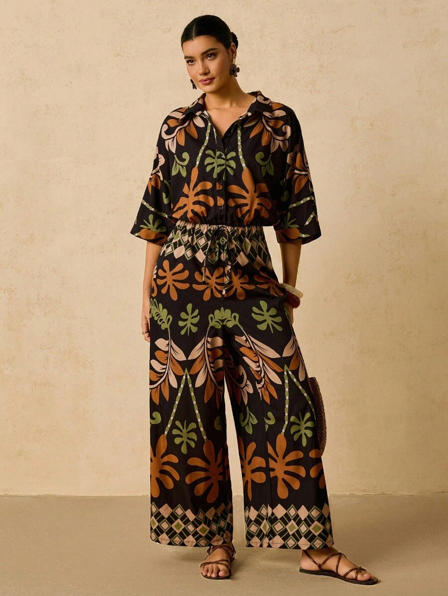 SHEIN VCAY Bộ đồ liền thân in họa tiết nhiệt đới màu đen cỡ lớn dành cho nữ, quần ống rộng buộc eo tay ngắn - màu đen - Xem 1