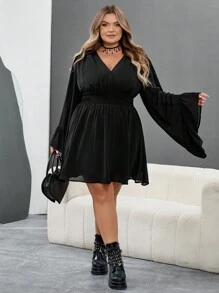 SHEIN CURVE+ 加大码 V 领褶皱 A 字形喇叭袖连衣裙，波西米亚风、嬉皮风、Y2K 风格，适合夏季、波西米亚风、暑假、音乐节、毕业典礼和返校服装，适合女士秋季服装、冬季服装、CURVE PLUS/秋冬 - 黑色 - 查看 4