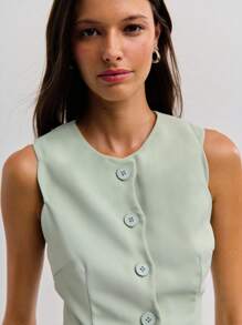 Nöista Vừa sang trọng vừa nữ tính, chiếc áo vest peplum màu xanh bạc hà này lý tưởng cho trang phục mùa thu của phụ nữ, trang phục đi học hoặc trang phục công sở thường ngày. Thiết kế cài nút phía trước và viền bèo nhún tạo nên đường cong quyến rũ, rất phù hợp để mặc nhiều lớp hoặc mặc riêng, mang đến vẻ ngoài thanh lịch, hài hòa trong suốt mùa thu. - Màu xanh Bạc hà - Xem 1