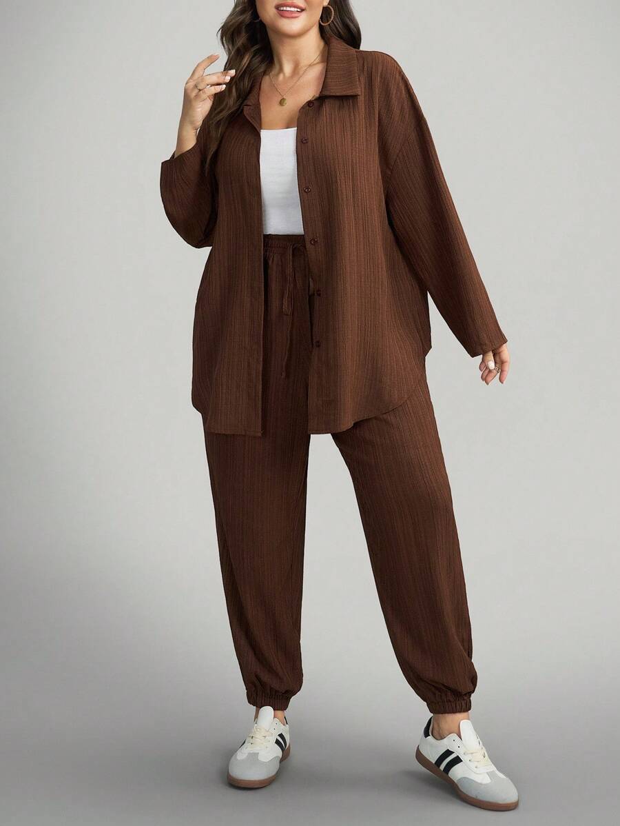 Comfylo 大码女式纯色长袖单排扣衬衫和抽绳裤休闲两件套大码休闲套装大码裤装棕色套装女式秋季服装女式冬季服装女式办公室服装时尚冬季商务棕色派对秋季万圣节圣诞节女式大码套装大码棕色套装大码两件套大码裤装套装棕色两件套女士大码亚麻服装大码裤装 - 棕色 - 查看 1