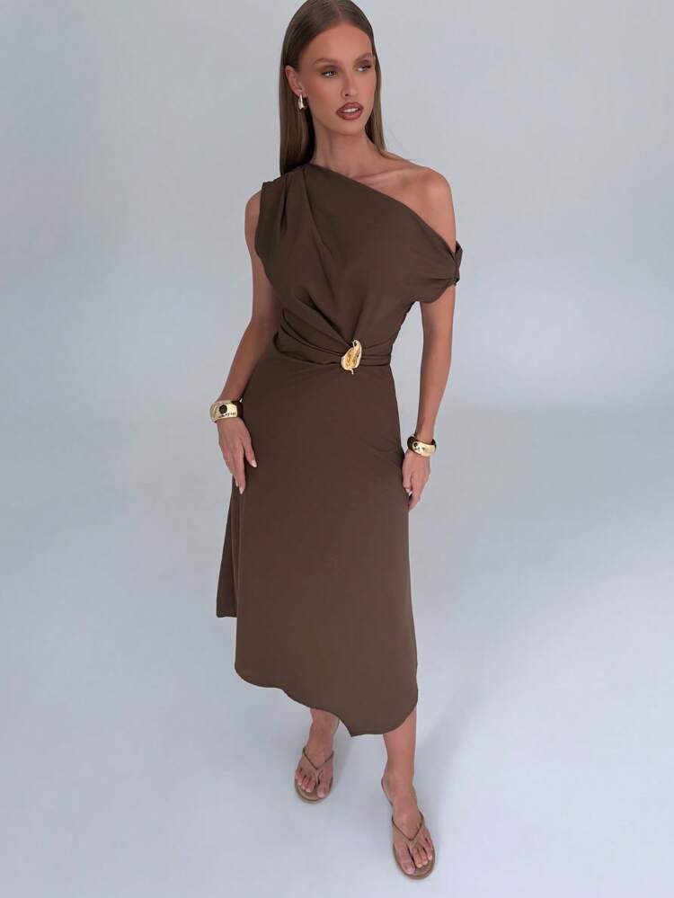 AiiRZ Vestido midi elegante de un solo hombro con diseño drapeado, cintura fruncida, detalles en dorado para ocasiones especiales y eventos, sofisticado y clásico