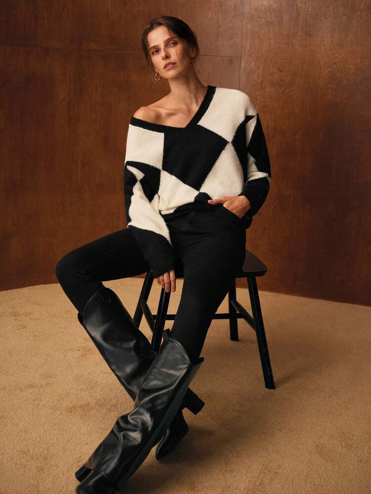 V-NECK BLACK & WHITE ARGYLE PATTERN ELEGANT SWEATER
