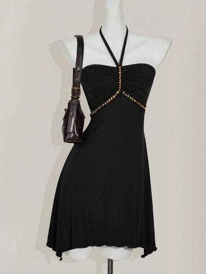 SHEIN ICON Slim Fit Asymmetrisk Klänning med Kedjedekoration och Halterneck