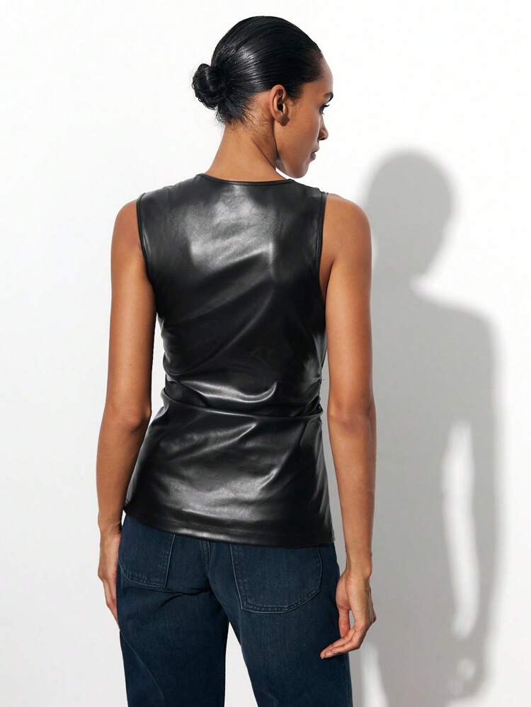 SHEIN Maija Damski czarny top z asymetrycznym kołnierzykiem ze skóry PU i ozdobnymi guzikami, uniwersalny na każdą porę roku, niezbędny w nowoczesnej, miejskiej modzie. Asymetryczny kołnierzyk, bez rękawów, marszczenia z przodu z metalowymi guzikami.