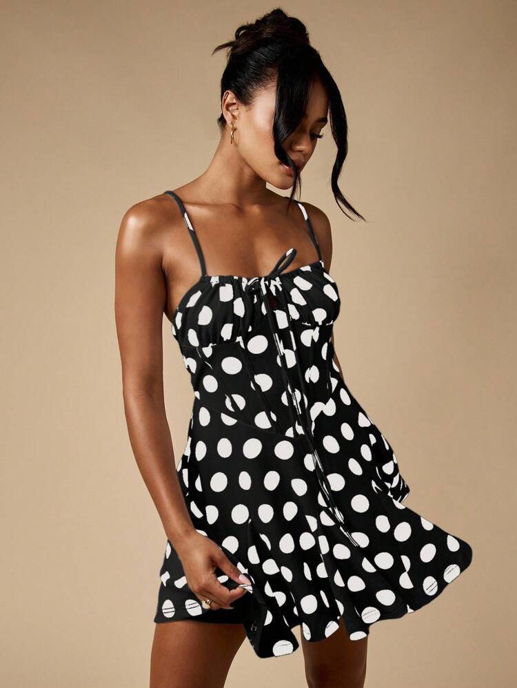 MISSGUIDED Vestido Mini Elegante de Bolinhas, Bainha Flutuante, Alças Ajustáveis de Espaguete, Busto Franzido, Decote Coração Franzido, Vestido de Festa de Verão