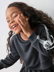 Maija Kids Maija Kids Bộ 2 áo nỉ cổ tròn in chữ và chân váy mini cho bé gái - Màu xám đen - Xem 6