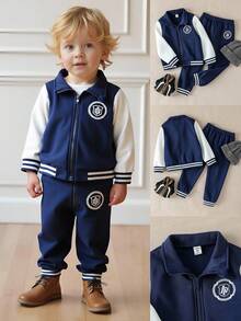 Souflis Souflis 2 件套男童时尚运动立领拉链夹克和裤子套装，带徽章和条纹印花 - 寶藍色 - 查看 1