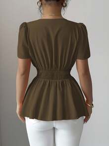 Elenzga بلوزة نسائية أنيقة وعملية ذات تصميم رقبة على شكل حرف V من قماش منسوج، مزينة بكشكشة الأكمام والخصر، وأزرار متقاطعة على الذيل، تصميم كشكشة أنيق مناسب للاستخدام اليومي والقياس الضيق