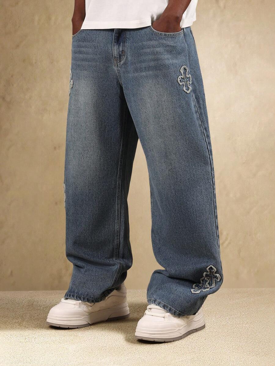 SUMWON 宽松阔腿交叉刺绣原色牛仔滑板牛仔裤宽松直筒街头风格秋冬破洞裤，哥特式设计 - 淺色水洗藍 - 查看 1