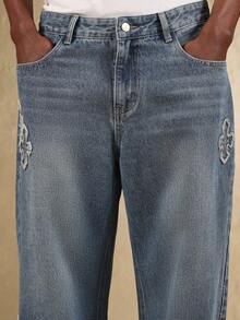 SUMWON 宽松阔腿交叉刺绣原色牛仔滑板牛仔裤宽松直筒街头风格秋冬破洞裤，哥特式设计 - 淺色水洗藍 - 查看 7