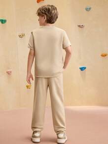 JNSQ Tween-Jungen 2-teiliges lässiges All-Match-Outfit-Set aus bedrucktem Grafikmix mit dicker und dünner Rippung, Rundhalsausschnitt, kurzärmeligem T-Shirt und taillierter Jogginghose - Khaki - Übersicht 4