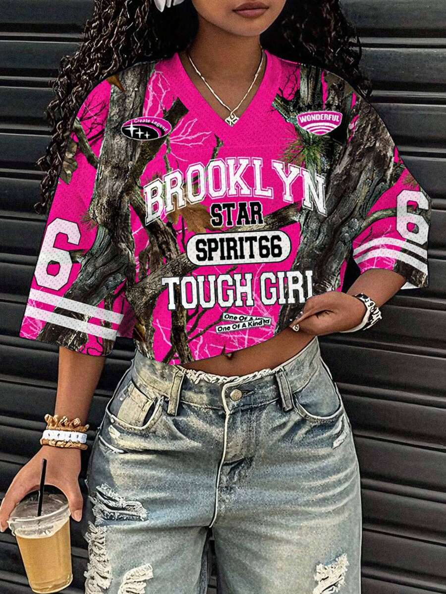 Slaydiva 大码女式休闲宽松 V 领 5/6 袖网眼 T 恤，带有极简主义数字 66、布鲁克林、粉色迷彩印花，适合夏季、运动、Y2K 和街头服饰 - 彩色 - 查看 1