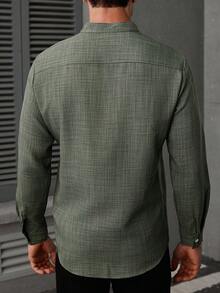 Manfinity Homme Áo sơ mi nam tay dài màu trơn giản dị, họa tiết đơn giản, nhăn, họa tiết trơn, túi vá đôi, nhẹ nhàng, trưởng thành, cài nút khi đi làm, mùa thu - xanh quân đội - Xem 2