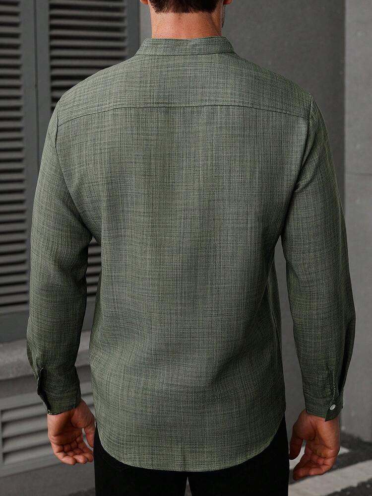 Manfinity Homme Áo sơ mi nam tay dài màu trơn giản dị, họa tiết đơn giản, nhăn, họa tiết trơn, túi vá đôi, nhẹ nhàng, trưởng thành, cài nút khi đi làm, mùa thu - xanh quân đội - Xem 2