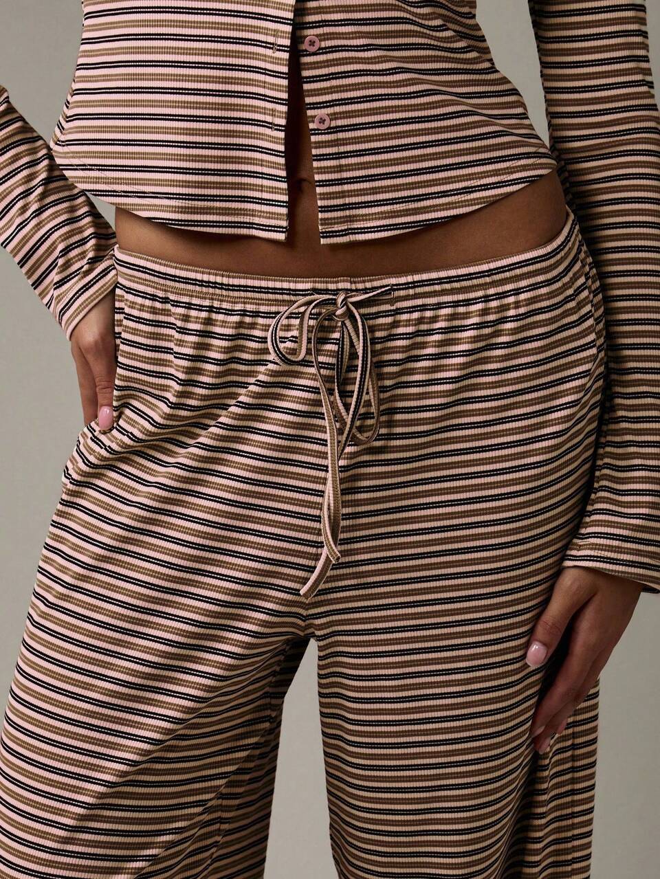 MISSGUIDED Conjunto de Loungewear Retrô com Duas Peças, Canelado, com Botões, Top Cropped de Manga Longa e Calça Perna Larga com Cordão na Cintura, Casual para Outono e Inverno
