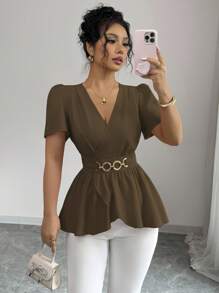 Elenzga بلوزة نسائية أنيقة وعملية ذات تصميم رقبة على شكل حرف V من قماش منسوج، مزينة بكشكشة الأكمام والخصر، وأزرار متقاطعة على الذيل، تصميم كشكشة أنيق مناسب للاستخدام اليومي والقياس الضيق