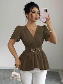 Elenzga بلوزة نسائية أنيقة وعملية ذات تصميم رقبة على شكل حرف V من قماش منسوج، مزينة بكشكشة الأكمام والخصر، وأزرار متقاطعة على الذيل، تصميم كشكشة أنيق مناسب للاستخدام اليومي والقياس الضيق