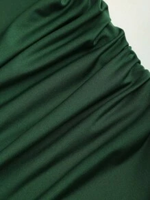 Sweetra Nuevo diseño de vestido mini para mujer con falda de talle ceñido, joyería de espiral dorada y cuello halter