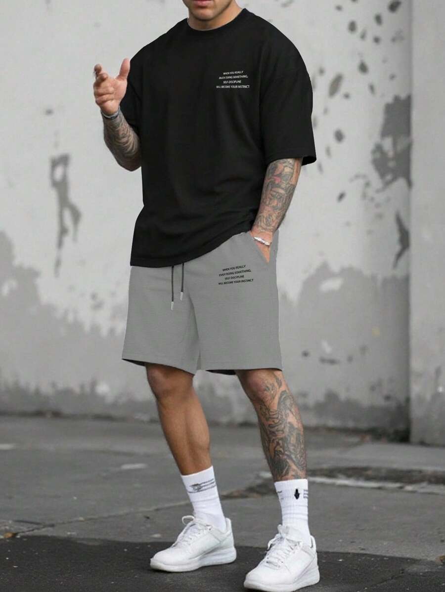 Manfinity Homme 男士休闲标语印花 T 恤和短裤套装，夏季 - 彩色 - 查看 1