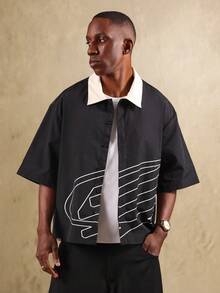 SUMWON Áo sơ mi cài nút Boxy Fit Casual có cổ trắng tương phản, họa tiết đồ họa đặc trưng, tay ngắn, phong cách đường phố, thời trang mùa hè - màu đen - Xem 6