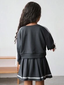 Maija Kids Maija Kids Bộ 2 áo nỉ cổ tròn in chữ và chân váy mini cho bé gái - Màu xám đen - Xem 2