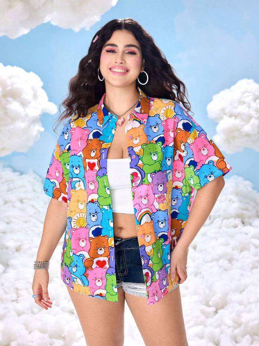 SHEIN X Care Bears 大码卡通熊印花纽扣前短袖衬衫