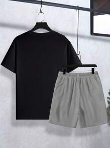 Manfinity Homme 男士休闲标语印花 T 恤和短裤套装，夏季 - 彩色 - 查看 3