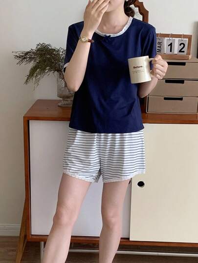 2件套少女海军蓝碎花荷叶边短袖上衣和条纹荷叶边短裤，休闲舒适睡衣套装，女士睡衣短裤套装，夏季睡衣套装，少女睡衣套装，条纹睡衣短裤，蕾丝边睡衣套装