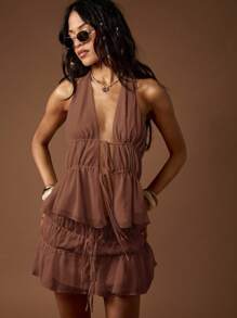 MISSGUIDED Robe mini en mousseline de soie à encolure ras-du-cou, plissée et à volants. Couvre-maillot d'été pour festival de plage. Sans manches, style bohème chic occidental pour soirée et occasion spéciale. Encolure ras-du-cou. - Marron fonçé - Voir 1