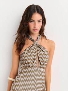 Nöista 飘逸的绿色提花面料露背连衣裙，饰有醒目的波浪纹。正面扭纹细节，全长廓形。是度假、活动或优雅清新晚装的完美之选。 - 彩色 - 查看 6