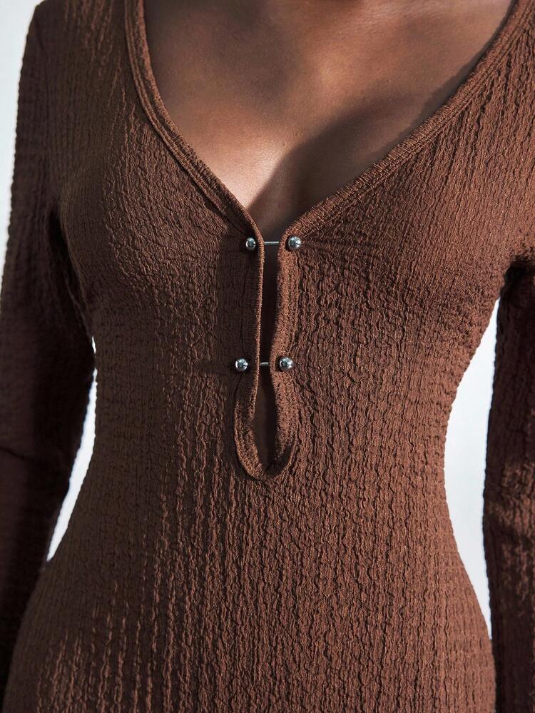 SHEIN Maija 2025 Deep V-Neck Flare Sleeve Metal Button Design Women's Slim Fit Dress Long Brown Dress Brown Knit Dress Open Back Dress Maxi Dress Brown Midi Dress,Fall Clothes For Women,Winter Clothes For Women,Fall Outfits For Women,Halloween,Christmas,Business Casual Woman,Office Outfits For Women,Work Outfits For Women,