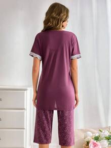 Ensemble de pyjama Cottonline pour femmes 2 pièces - Chemise à manches courtes avec détails en dentelle contrastée et bas capri à motif floral pour usage domestique