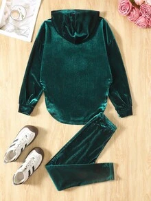 SHEIN Tween 女童休闲优雅天鹅绒压花标语英文图案连帽衫宽松落肩套头衫和紧身裤套装 - 墨綠色 - 查看 2