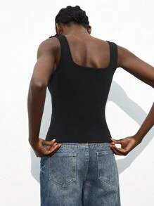 Maija Blusa sin mangas con diseño floral asimétrico, versátil para todas las estaciones, moda urbana casual moderna, silueta cómoda y ajustada, cuello cuadrado con decoración floral 3D, elegante vestimenta casual de oficina, vibra vintage discreta, alta calidad, adecuada para ir al trabajo, vacaciones, fiestas. Camiseta de tirantes negra de encaje para mujer, camiseta de tirantes negra acanalada para mujer, camiseta de tirantes negra con encaje para mujer, blusas de verano