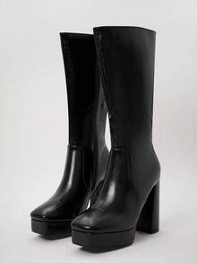 SHUZIA Bottes hautes noires à plateforme et bout carré en PU premium à finition huilée - Style rétro années 70. Design à talon bloc avec un confort surélevé, élégant pour le jour ou la nuit, mais facile à porter. - Noir - Voir 2