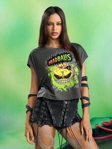 MADBALLS X SHEIN Camiseta de mujer con cuello redondo, manga de murciélago y gráfico de letra y monstruo - Gris - Ver 5