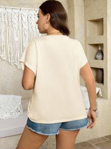 SHEIN LUNE Camiseta Casual de Verão Plus Size de Cor Sólida com Torção e Bainha Assimétrica - Bege - Visão 2