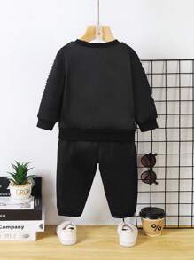 SHEIN 2 piezas Conjunto de sudadera y pantalón de chándal casual con estampado de número y llama para bebé niño, primavera/otoño, Cozy Pixies, ropa de invierno para bebé niño, conjuntos de niño, ropa de otoño para niños, ropa para niños/bebés, ropa de bebé niño, conjuntos casuales de bebé, ropa de invierno para bebé niño, 6M-3T - Negro - Ver 2