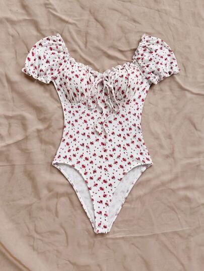 Soleia Body mit Blümchen Muster, Rüschenbesatz, Knoten vorn, Rüschen