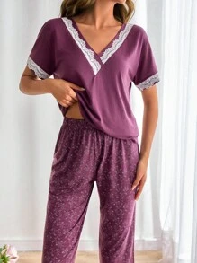 Ensemble de pyjama Cottonline pour femmes 2 pièces - Chemise à manches courtes avec détails en dentelle contrastée et bas capri à motif floral pour usage domestique