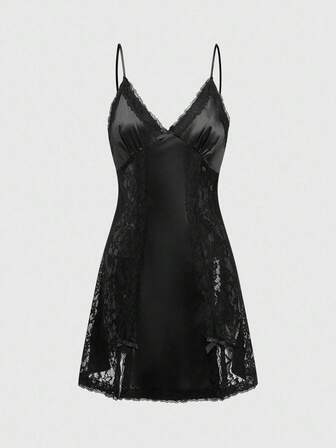 Nuisette gothique en satin et dentelle avec nœud