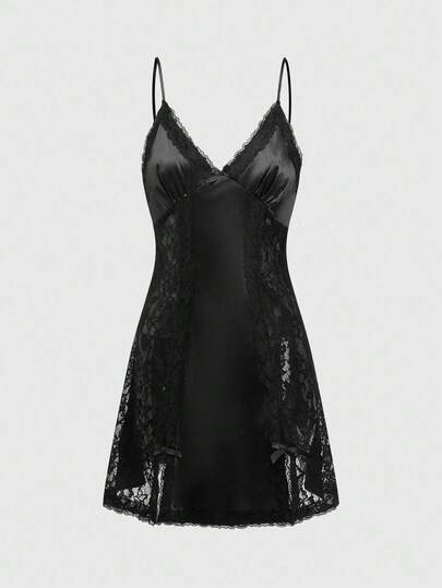 Nuisette gothique en satin et dentelle avec nœud