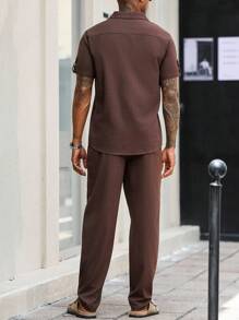Manfinity Homme 男士纯色短袖衬衫和裤子套装，男士两件套服装，棕色纽扣棕色人造丝衬衫和裤子套装，男士度假棕色短袖套装，男士两件套服装，棕色，老式，舒适服装 - 咖啡棕 - 查看 2