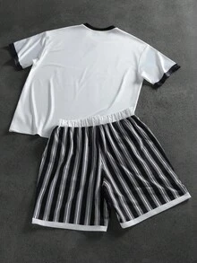 Manfinity EMRG Conjunto de camiseta y pantalones cortos para hombres, estilo callejero joven con estampado de rayas, patrón numérico y decoración de rhinestones. Conjunto de 2 piezas con pantalones cortos a rayas en blanco y negro para hombres. Conjunto de pantalones cortos con rhinestones para hombres. Conjunto de 2 piezas de pantalones cortos para hombres. Conjunto de pantalones cortos a rayas en blanco y negro para hombres. Conjunto de 2 piezas a rayas para hombres en verano. - Multicolor - Ver 2